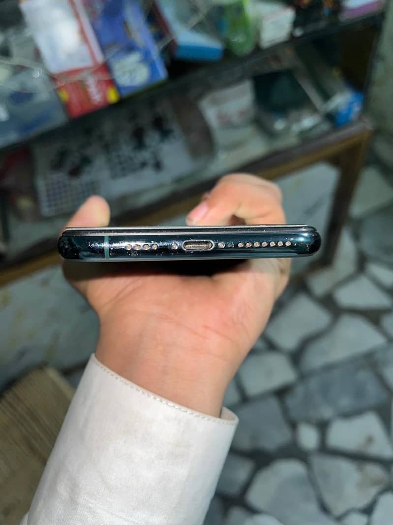 Apple iPhone 11 Pro Max 4