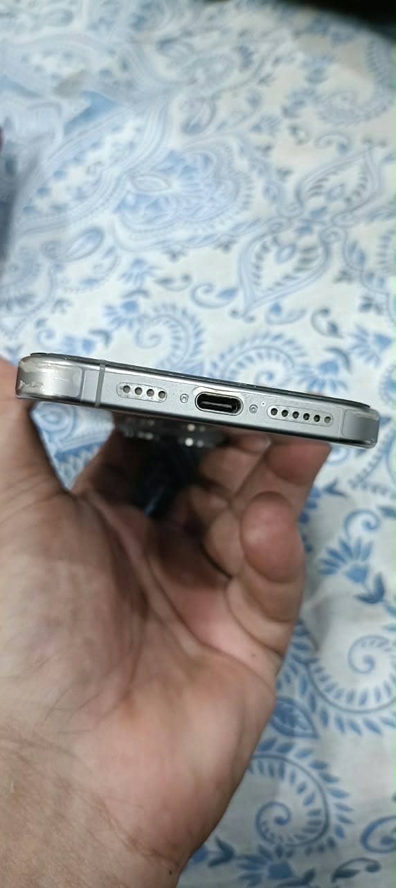 Apple iPhone 15 Pro Max 2