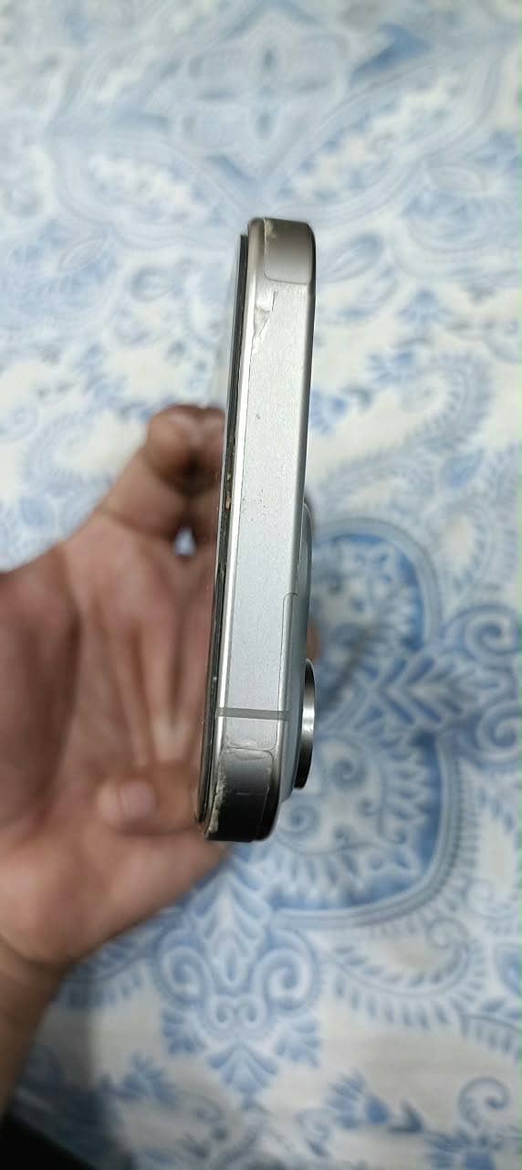 Apple iPhone 15 Pro Max 9