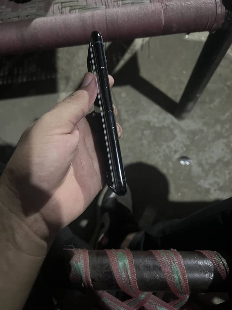 Apple iPhone 11 Pro 4