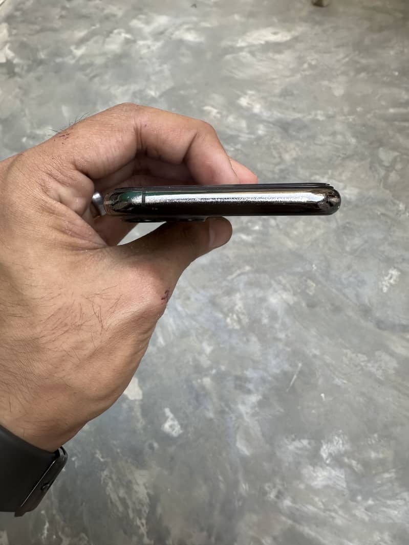 Apple iPhone 11 Pro 4