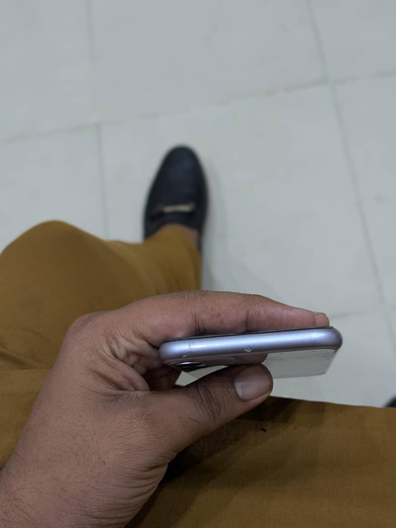 Apple iPhone 11 4