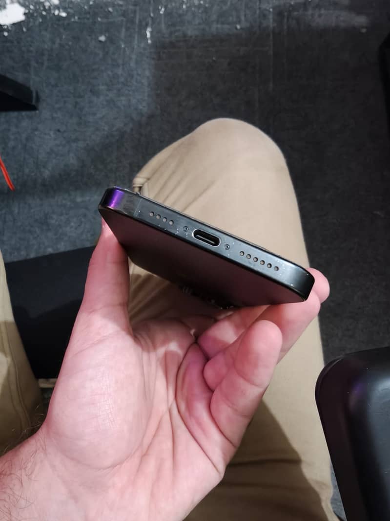 Apple iPhone 16 Pro Max 2