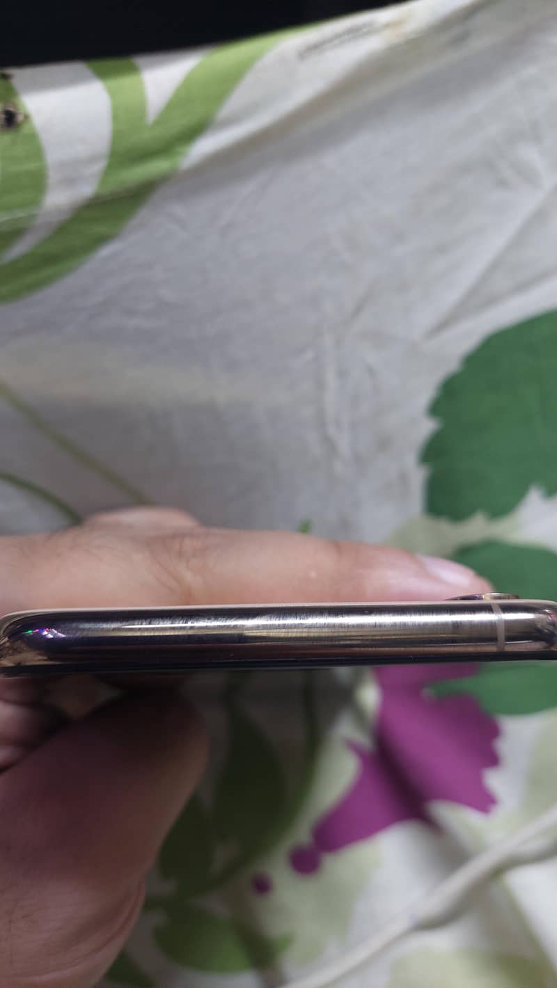 Apple iPhone XS Max 4