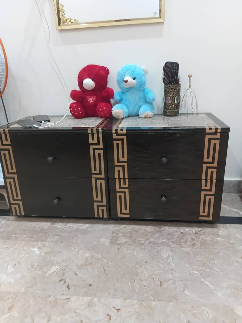 King Size Bed with Two Side Table Good Condition 2