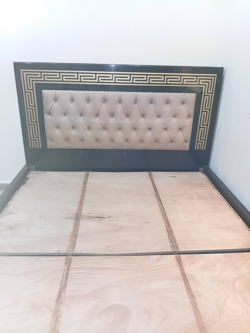 King Size Bed with Two Side Table Good Condition 3