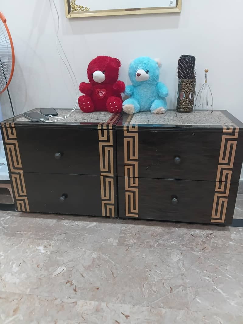 King Size Bed with Two Side Table Good Condition 4