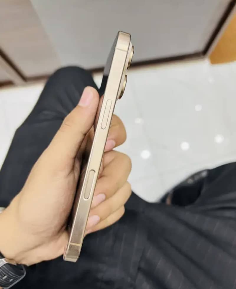 Apple iPhone 16 Pro 2