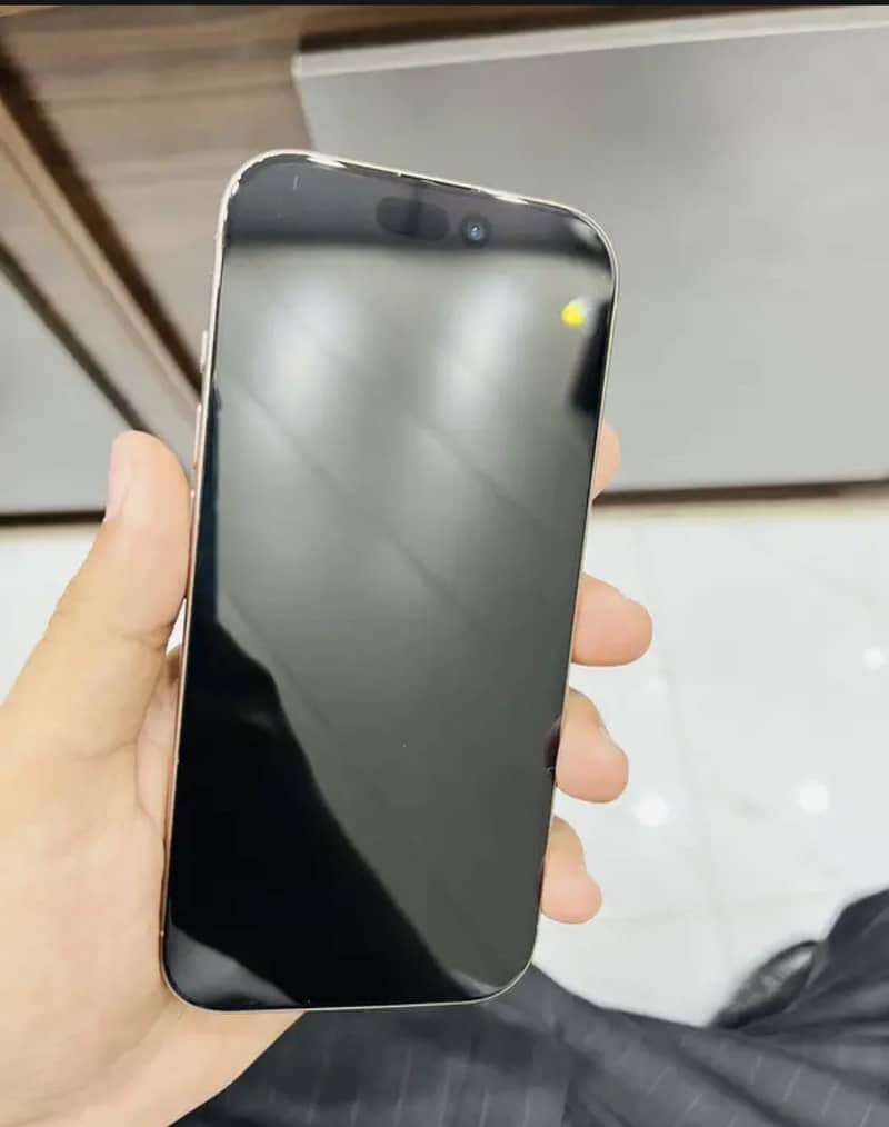 Apple iPhone 16 Pro 3