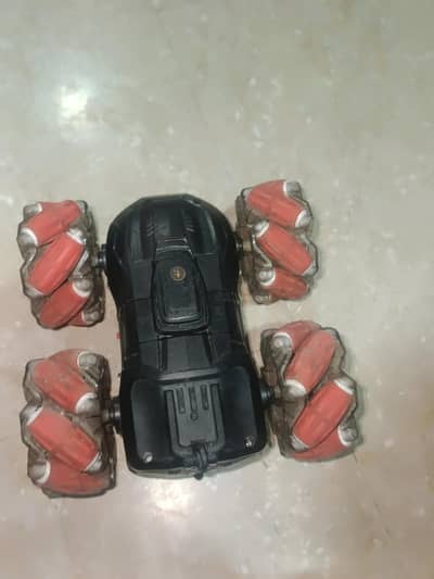 ya stunt car ha bilkul new ha Sirf remote ka ok button nai ha