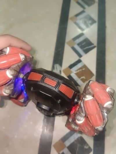 remote ha bas button nai ha working shi ha stunt car ha munsib ma