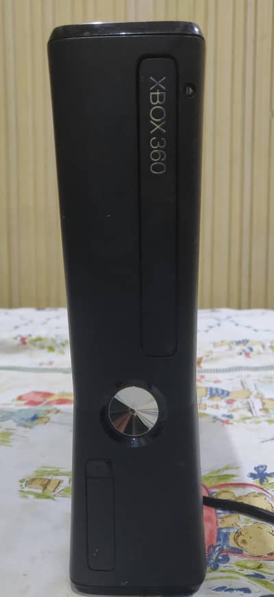 Xbox 360 with 2 wireless controllers 250 gb
