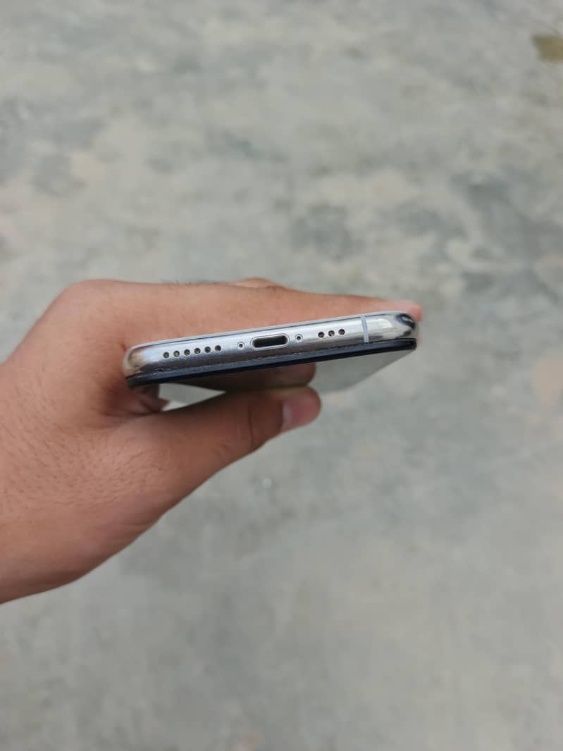 Apple iPhone XS 4