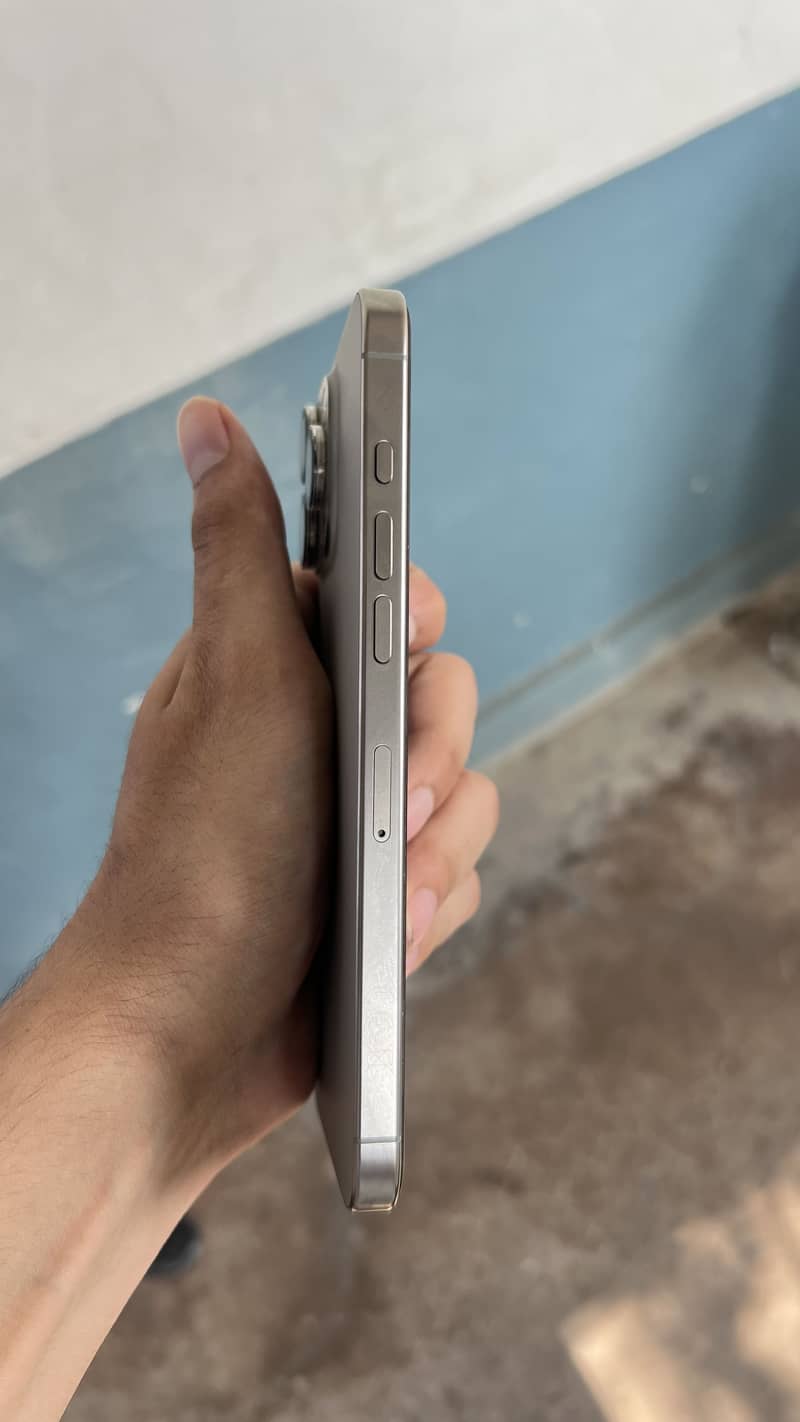 Apple iPhone 16 Pro Max. 2
