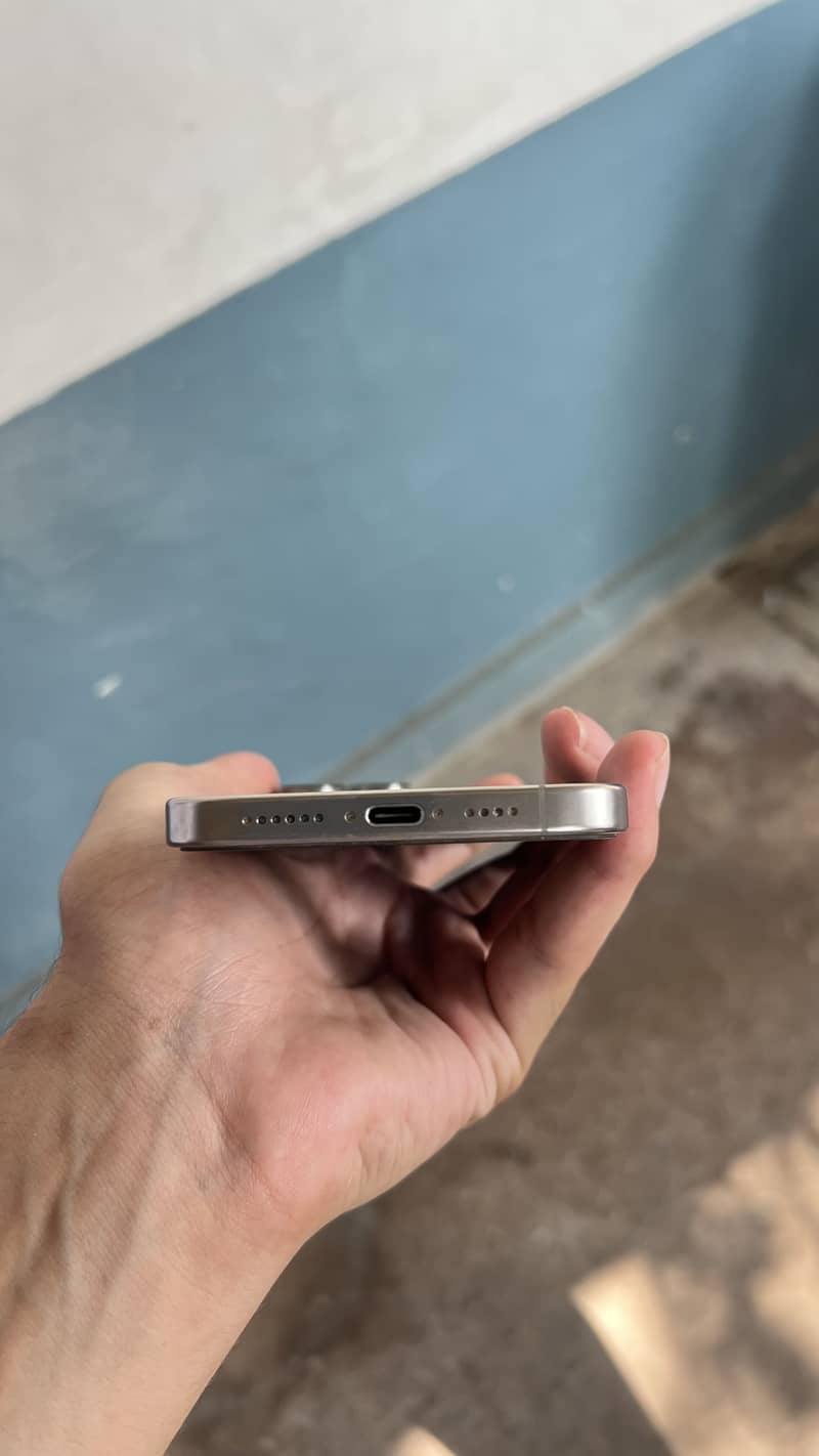 Apple iPhone 16 Pro Max. 3