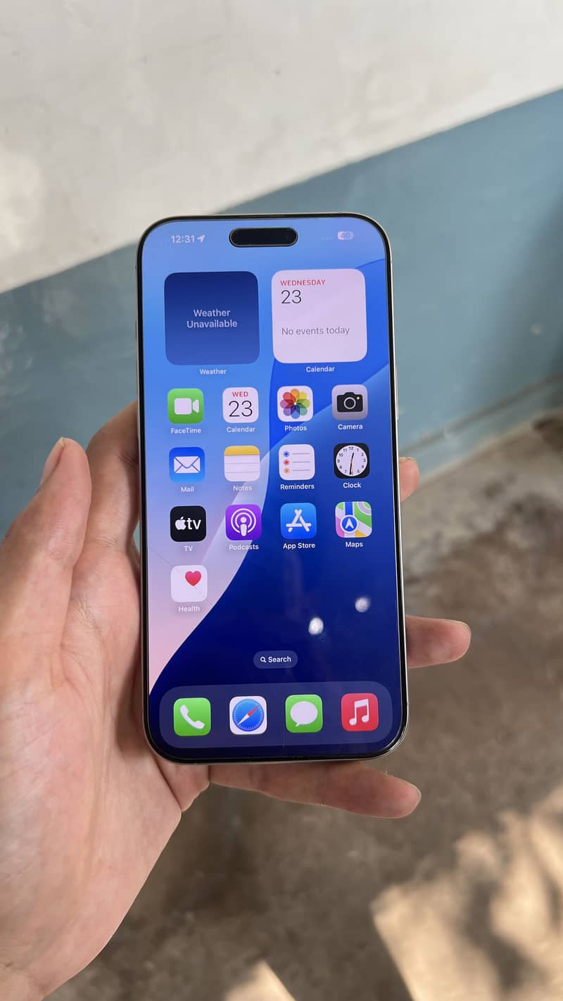 Apple iPhone 16 Pro Max. 6