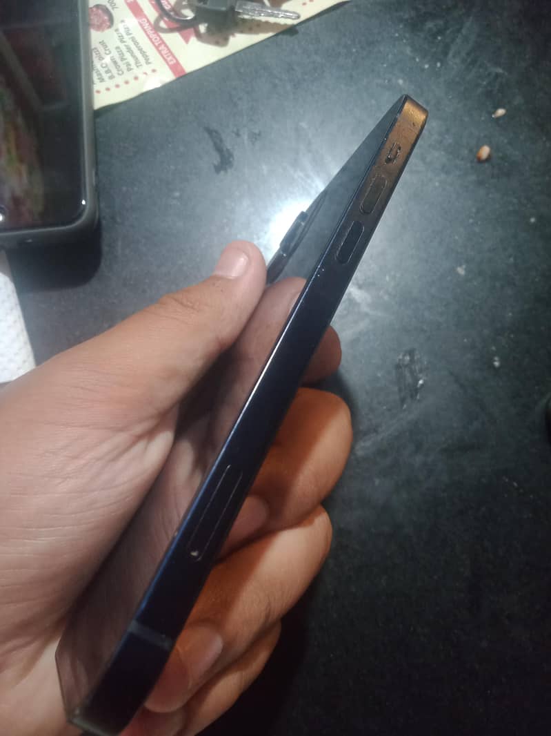 Apple iPhone 12 4