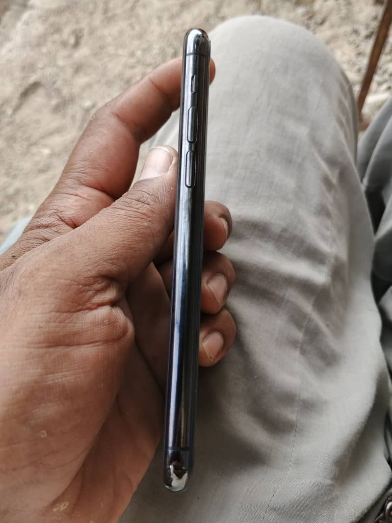 Apple iPhone 11 Pro 4