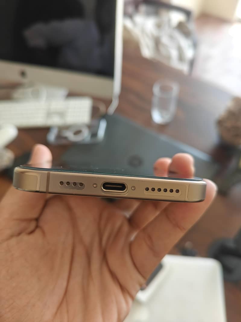 Apple iPhone 16 Pro Max 2
