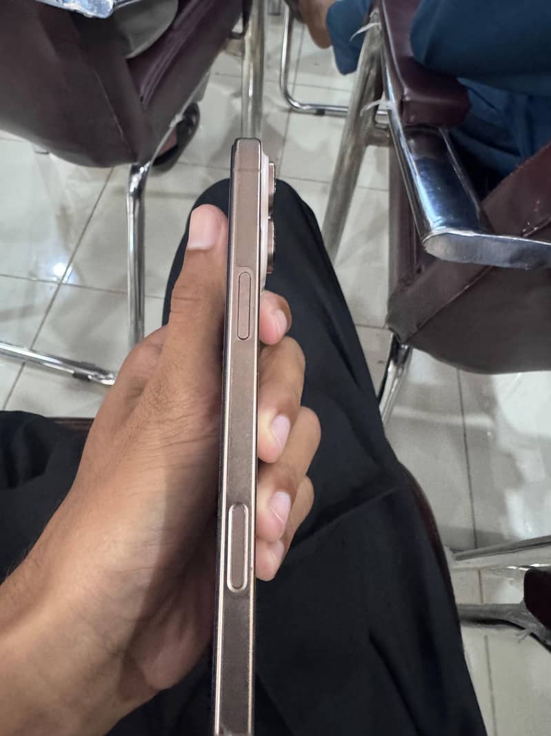 Apple iPhone 16 Pro Max 2