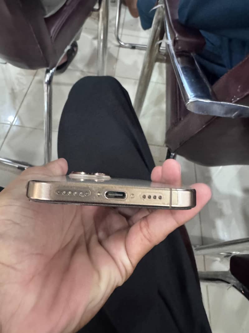 Apple iPhone 16 Pro Max 4