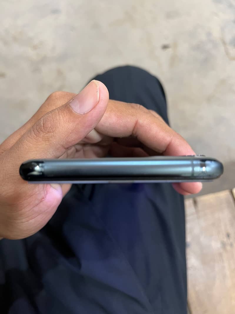 Apple iPhone 11 Pro Max 2