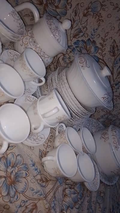 8 person dinner set Good in condition