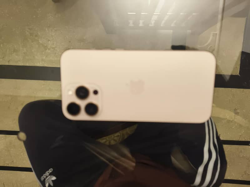 Apple iPhone 16 Pro Max 9