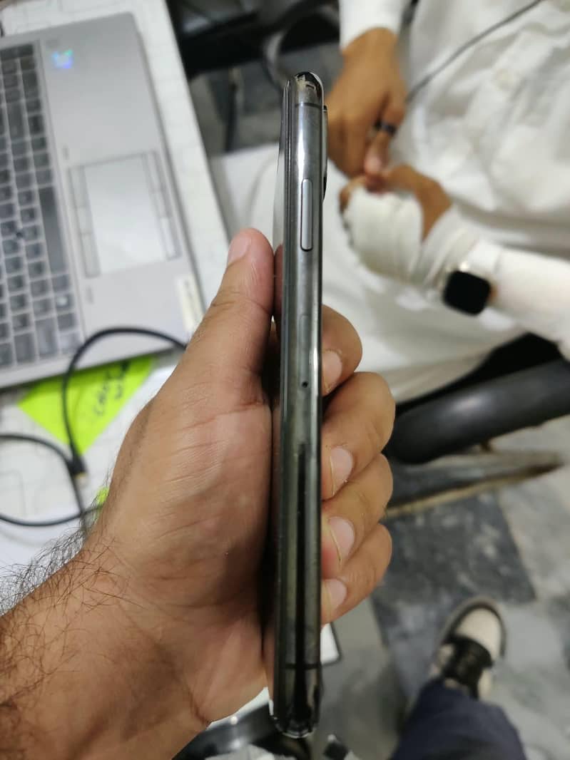 Apple iPhone XS 1