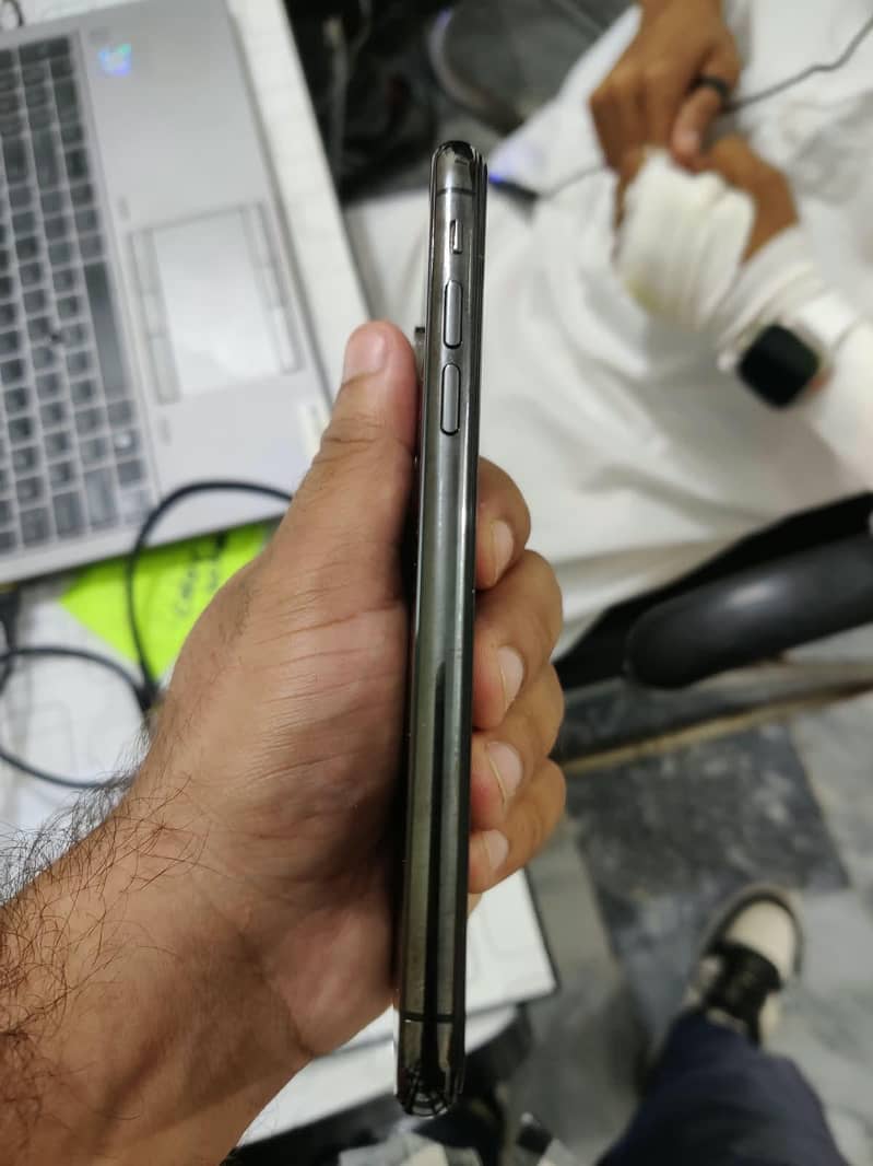 Apple iPhone XS 3