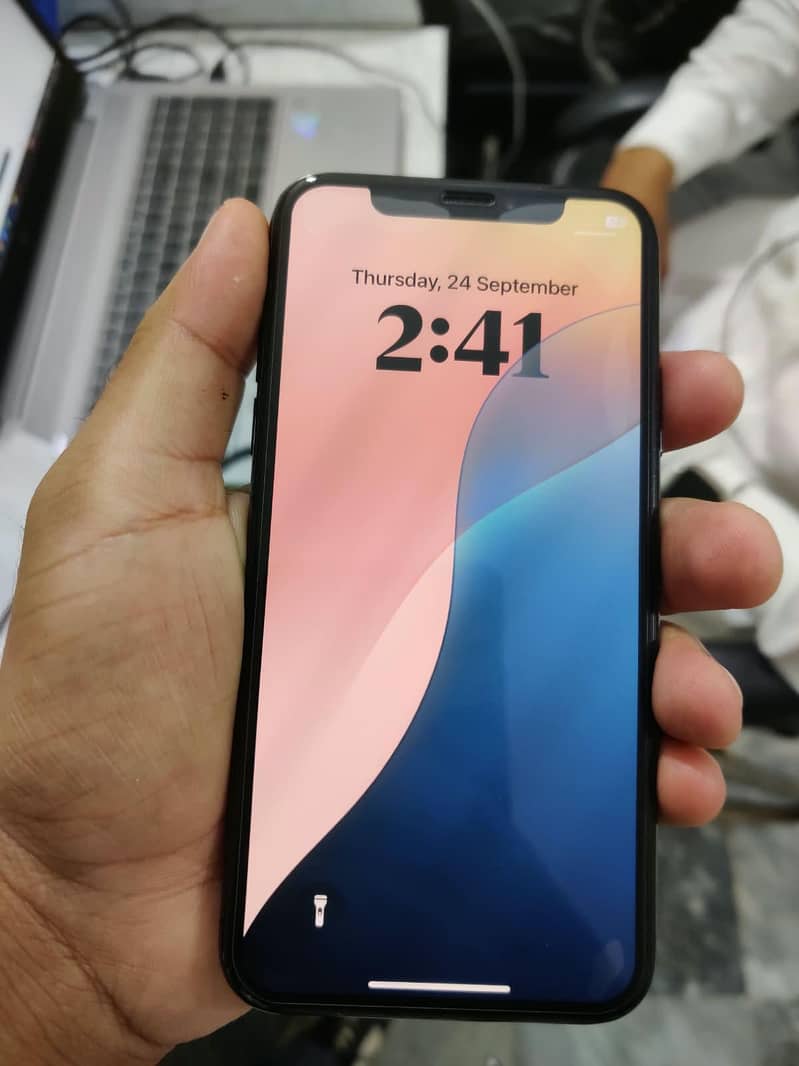 Apple iPhone XS 4