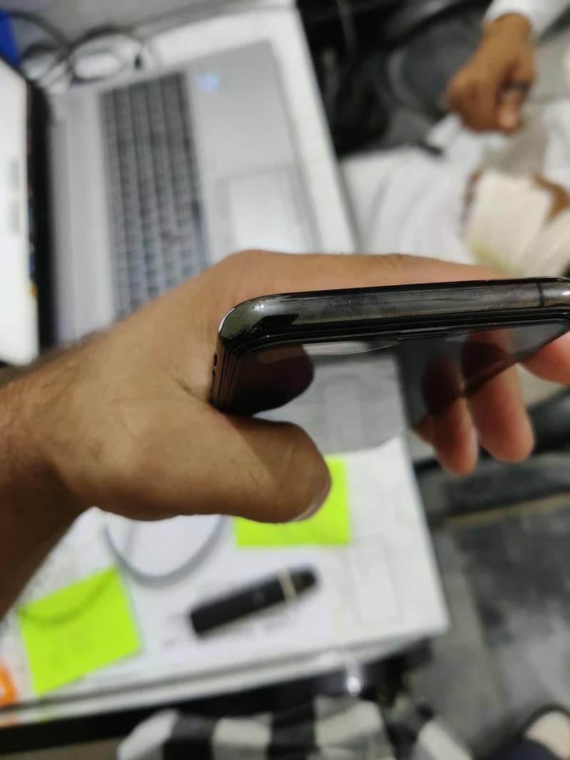 Apple iPhone XS 5