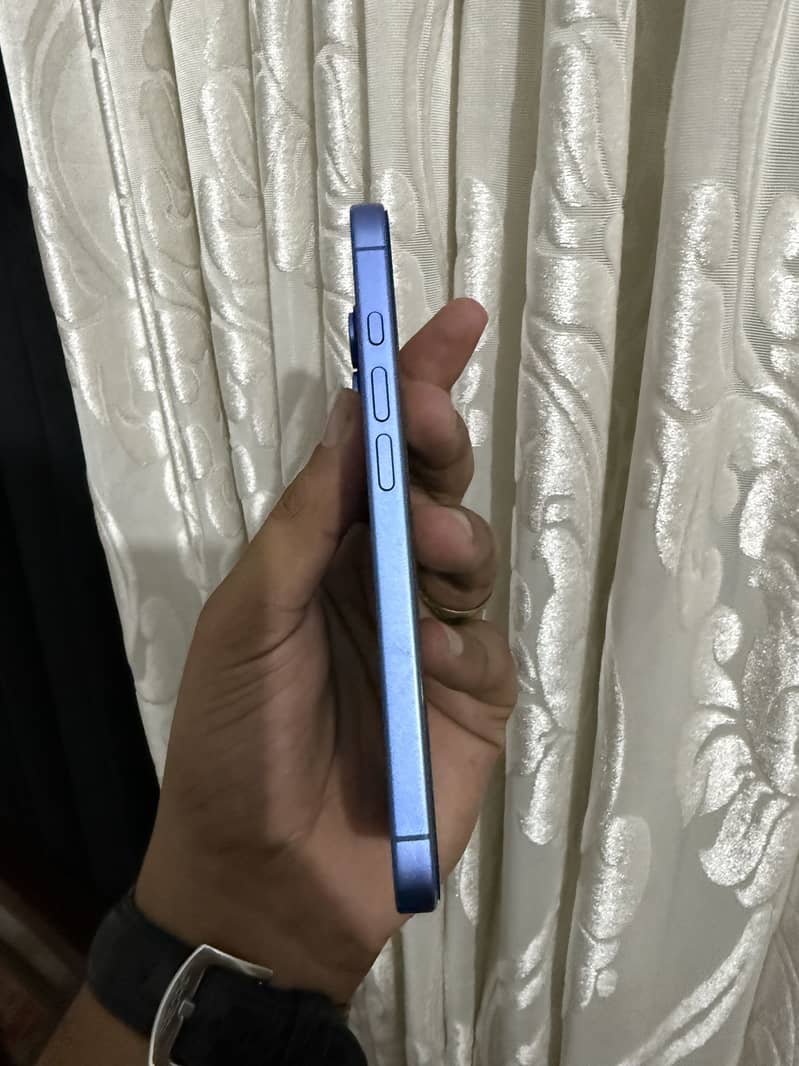 Apple iPhone 16 3