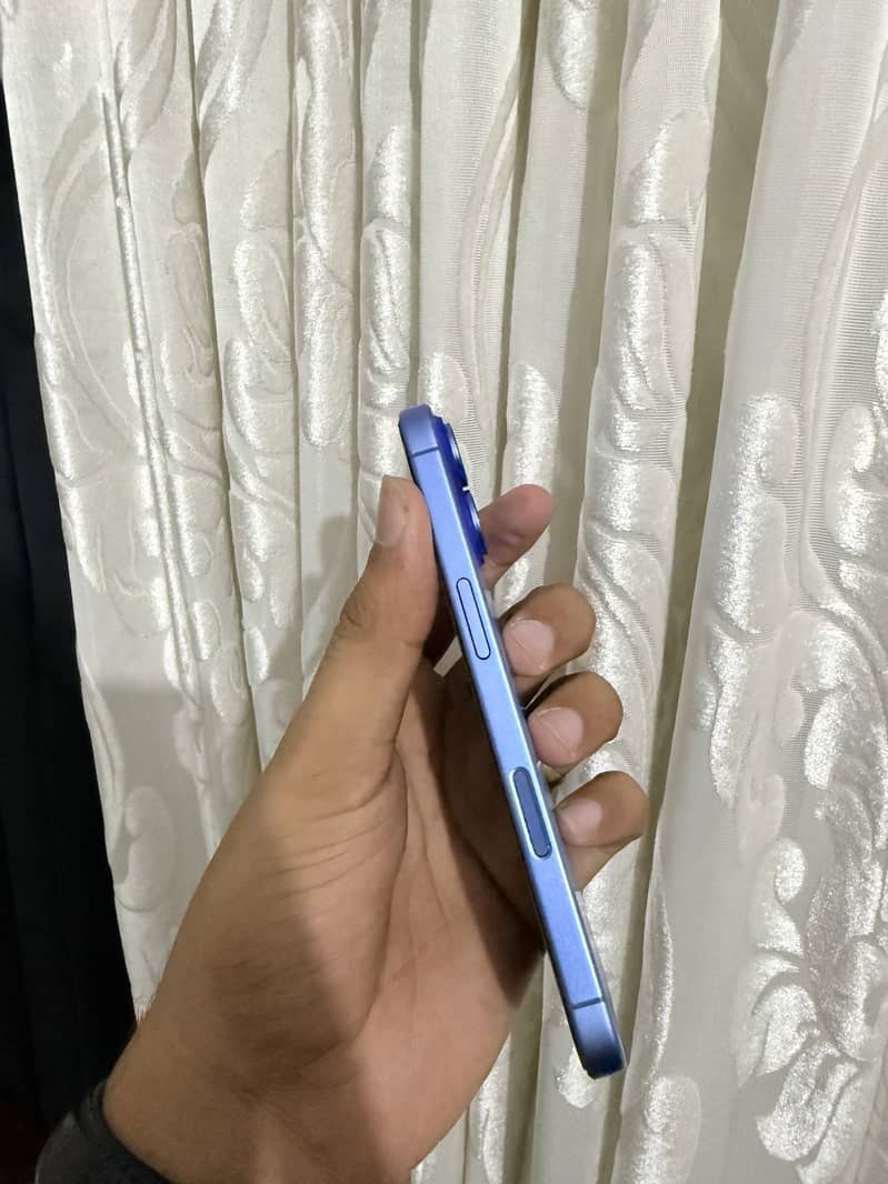 Apple iPhone 16 4