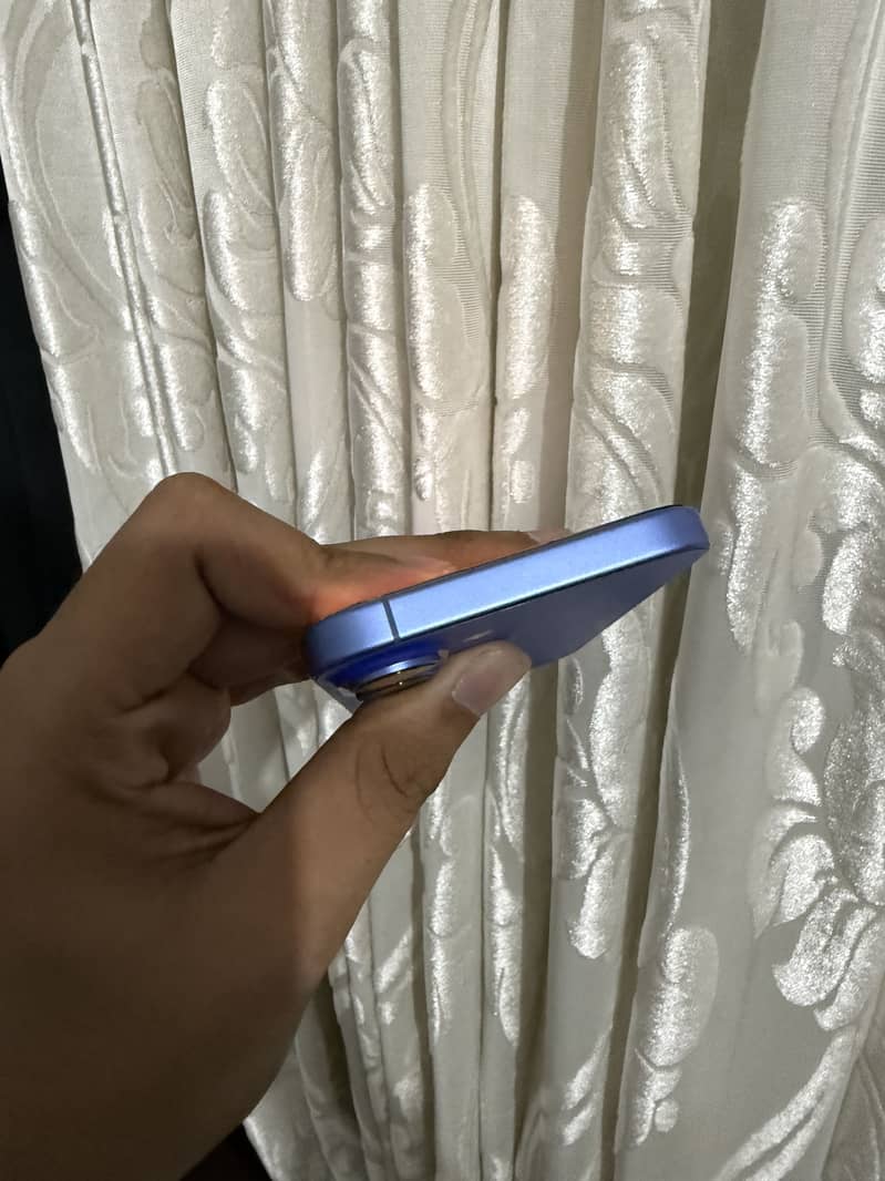Apple iPhone 16 6