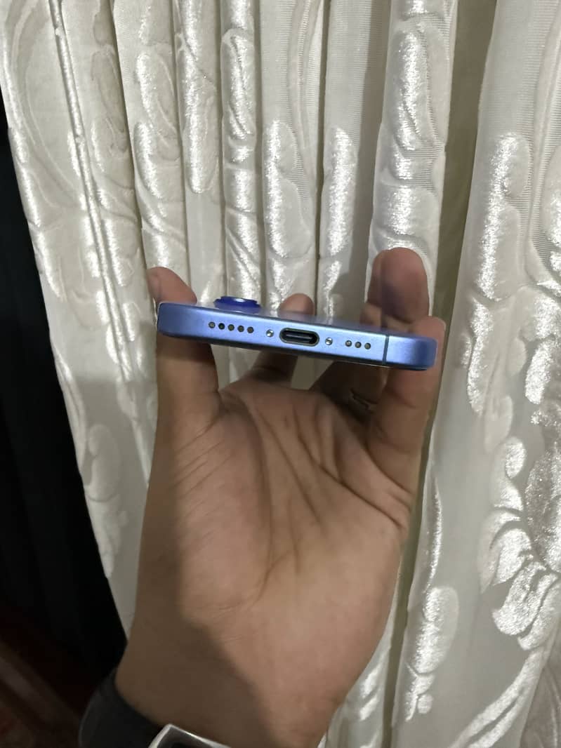 Apple iPhone 16 7