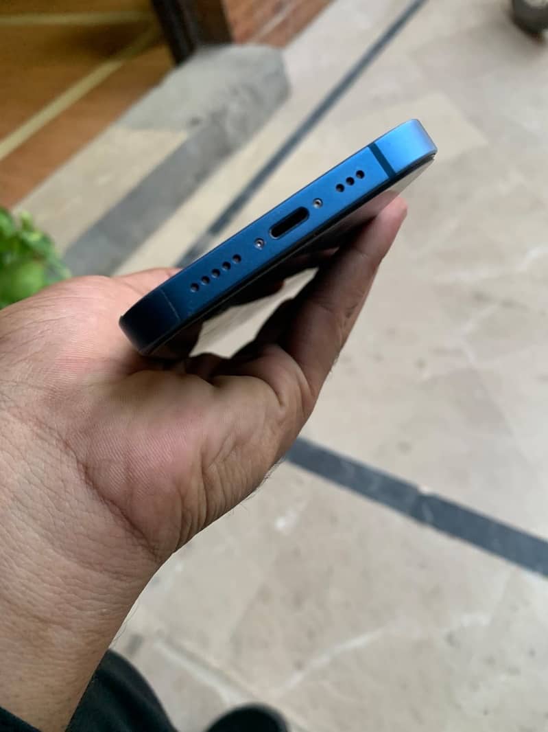 Apple iPhone 13 0