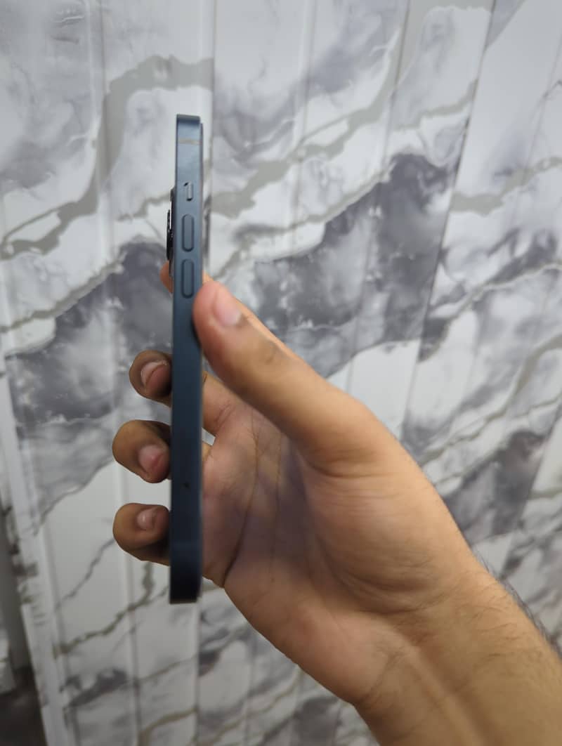 Apple iPhone 13 2