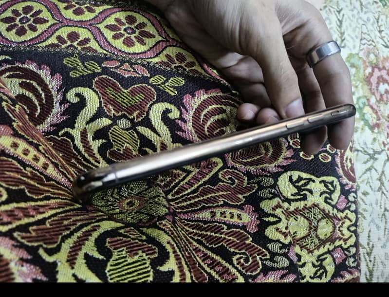 Apple iPhone XS 4