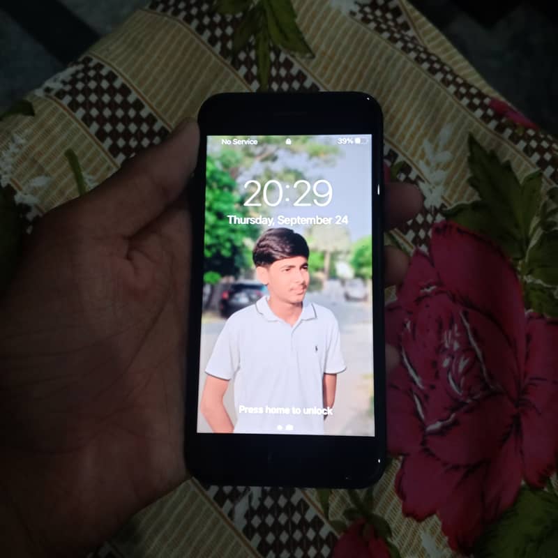 Apple iPhone 7 0