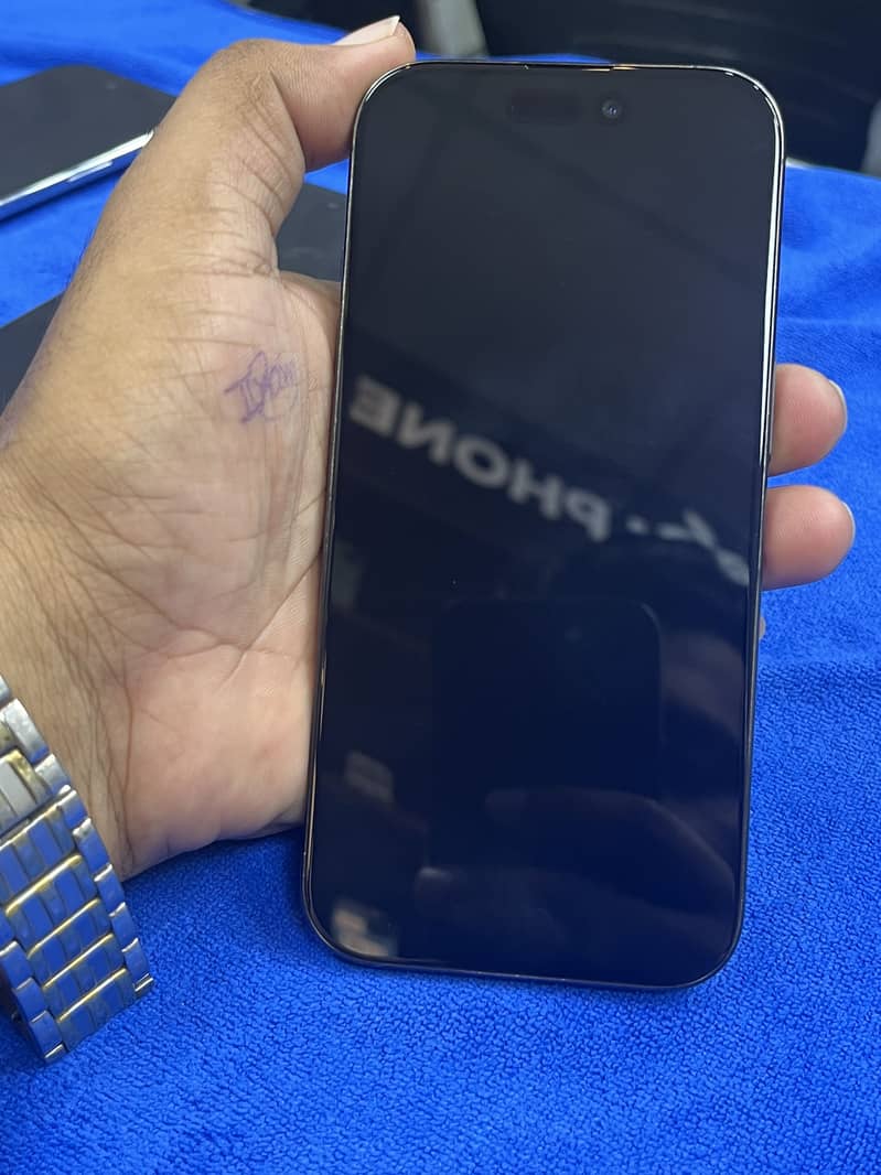 Apple iPhone 16 Pro 2