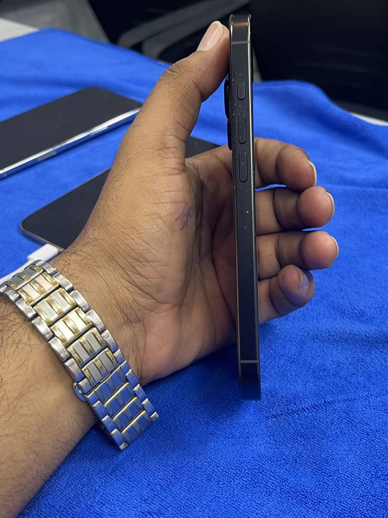 Apple iPhone 16 Pro 3
