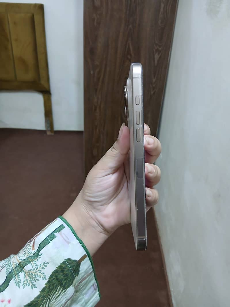 Apple iPhone 16 Pro Max 0