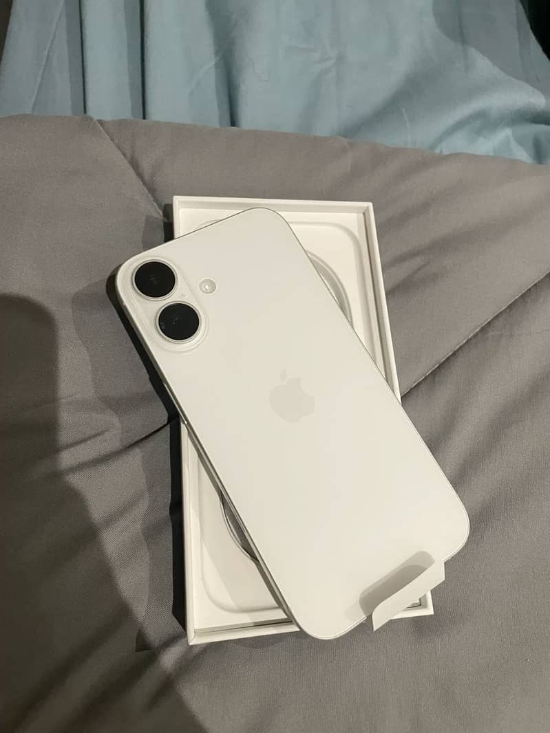 Apple iPhone 16 0