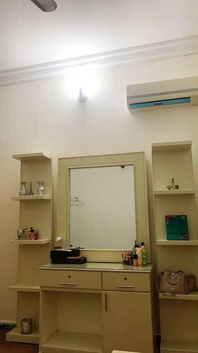 Dressing table/vanity
