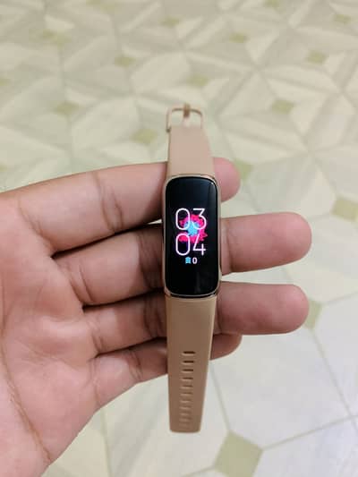 Fitbit Luxe Smartwatch / Premium Fitness Tracker - Excellent Condition