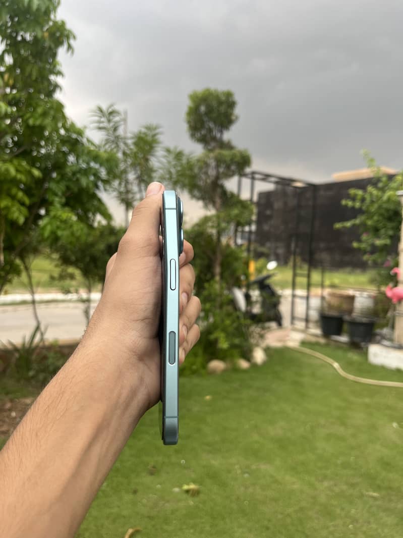Apple iPhone 16 2