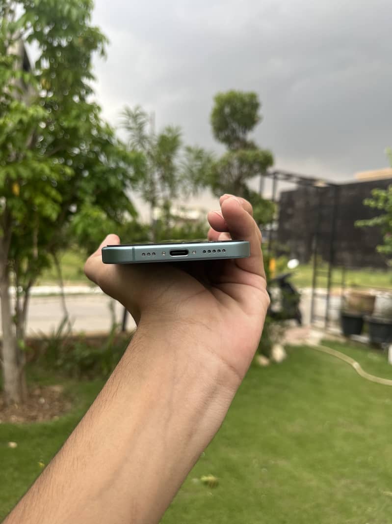 Apple iPhone 16 5