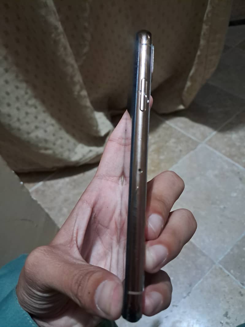 Apple iPhone XS 3