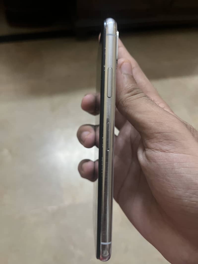 Apple iPhone X 4